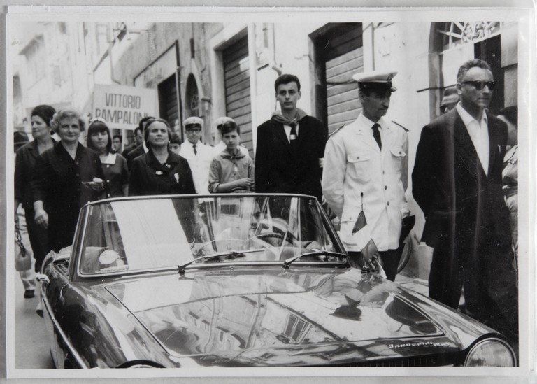 Poggibonsi, 18-19 luglio 1964, XX° anniversario della liberazione e conferimento ad Alcide Cervi della cittadinanza onoraria. Alcide Cervi accompagnato in auto al corteo lungo le vie della città
